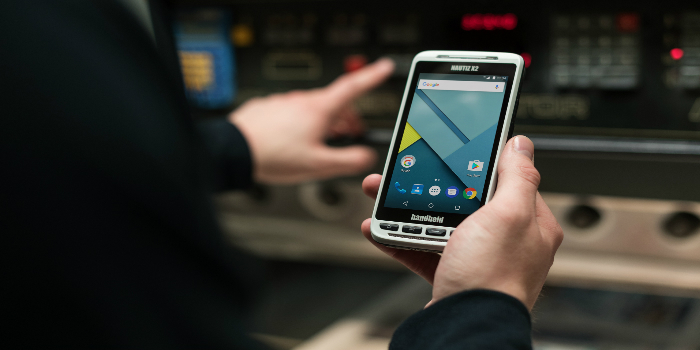 Smartphone rugerizado “todo en uno” con pantalla multitoque de 4.7” y Android 6.0