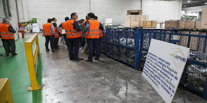 Productores de AMBILAMP y AMBIAFME visitan la planta de reciclaje de RAEEs de Recybérica Ambiental