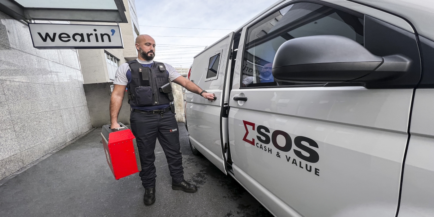Novedad mundial: Los agentes de seguridad de SOS Cash & Value refuerzan su seguridad y vigilancia equipándose con chalecos de alta tecnología de Wearin’ que tienen sensores ambientales y biométricos