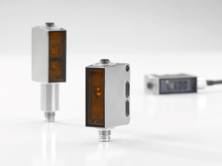 Two new sensor series in miniature stainless steel housing: Leuze has developed the 53C and 55C series, especially for hygiene-sensitive production and packaging processes