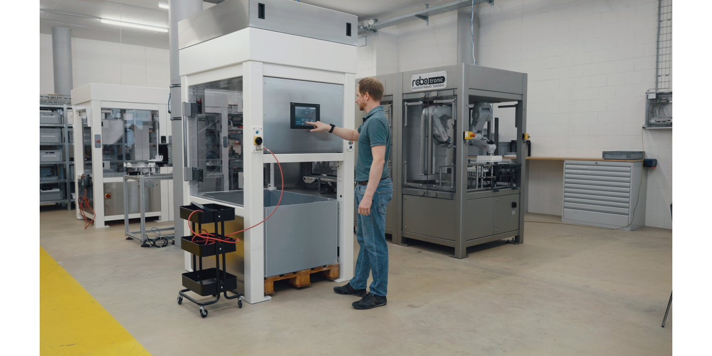 Robotronic and Mitsubishi Electric aim to strengthen pharmaceutical supply chain and cut medicine lead times with new ‘smallest’ automated palletising cell